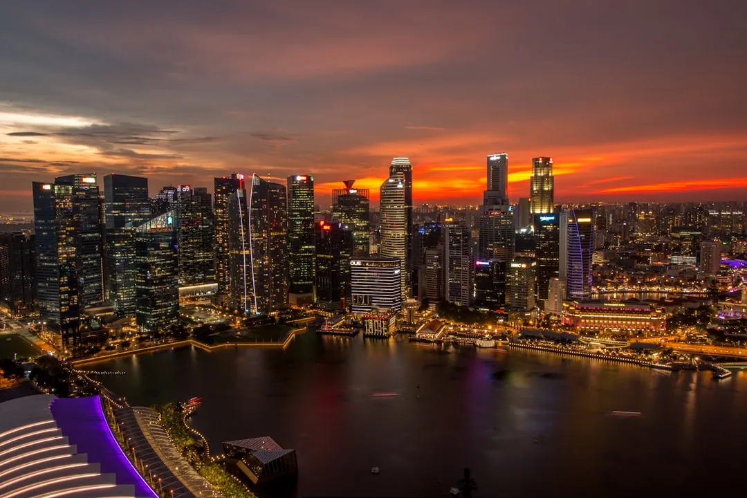 Keluaran SGP hari ini - skyline Singapore malam hari di Marina Bay, sumber resmi pools.singaporepools.com.sg