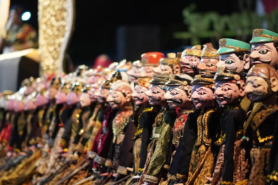 Ilustrasi mimpi abilawa — A line of traditional indonesian wayang puppets displayed side puppets