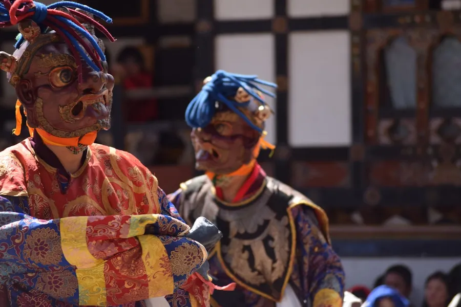 Ilustrasi mimpi arjuna — man in black and yellow shirt wearing blue and white mask