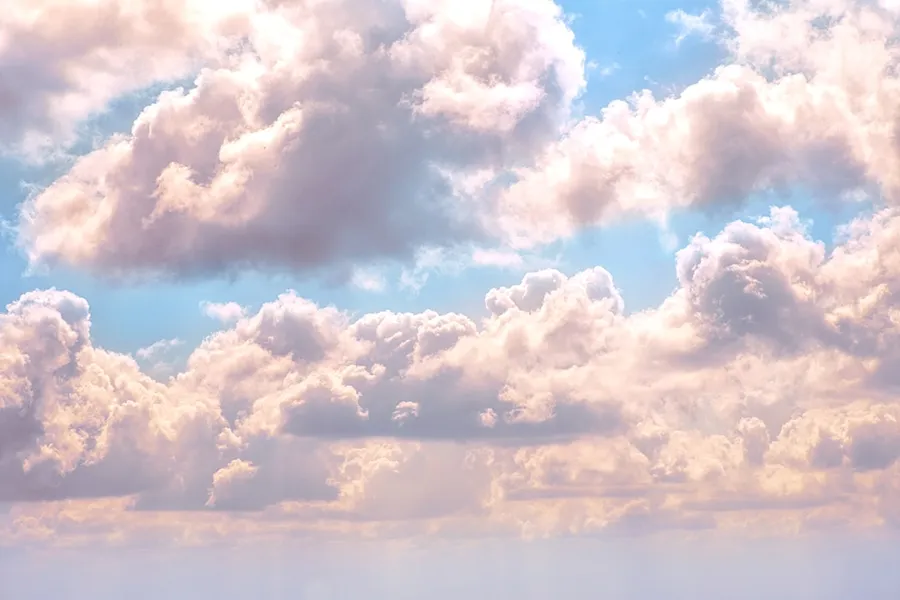 Ilustrasi mimpi awan berbentuk hewan — cloudy sky at daytime