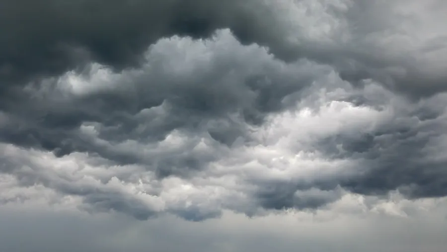 Ilustrasi mimpi awan mendung — white clouds and blue sky during daytime