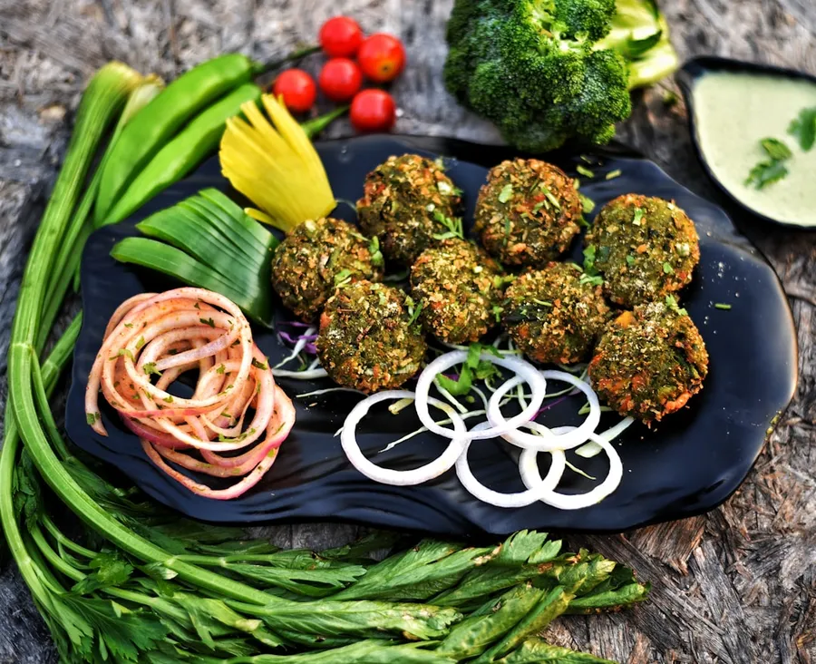 Ilustrasi mimpi bakwan — Green vegetable fritters served with onion and vegetables
