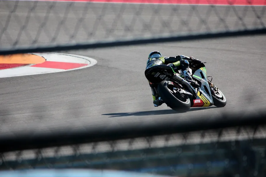 Ilustrasi mimpi balap sepeda motor — motorcycle racer on track
