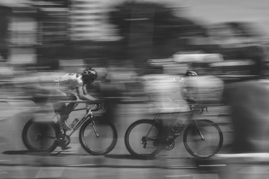 Ilustrasi mimpi balap sepeda — two persons riding on bicycles