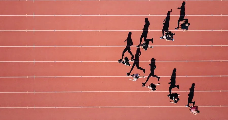 Ilustrasi mimpi balapan lari — group of people running on stadium