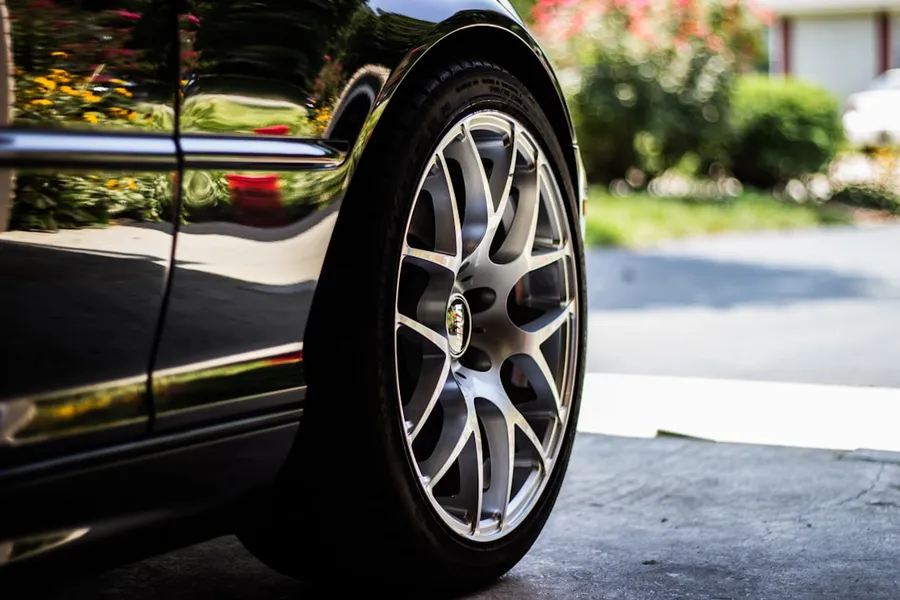 Ilustrasi mimpi ban mobil — gray vehicle rim with tire