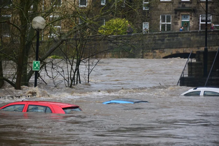 Ilustrasi mimpi banjir bandang — car on body of water