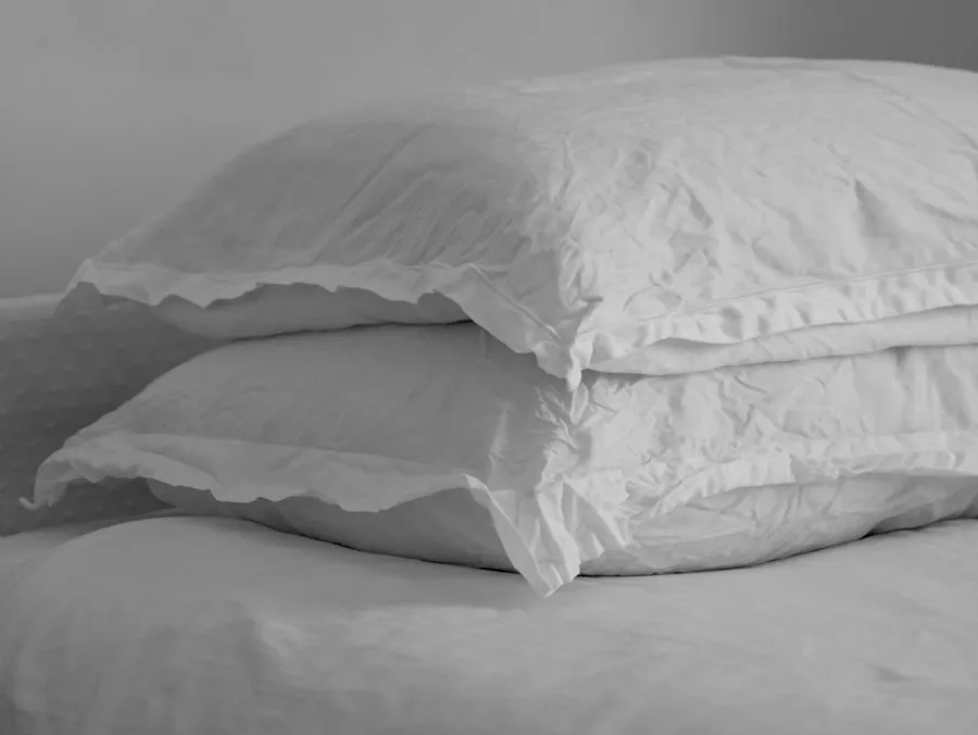 Ilustrasi mimpi bantal — white bed pillow on bed