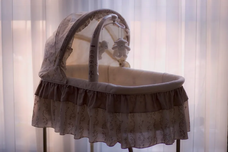 Ilustrasi mimpi bayi mati — baby's white and black bassinet