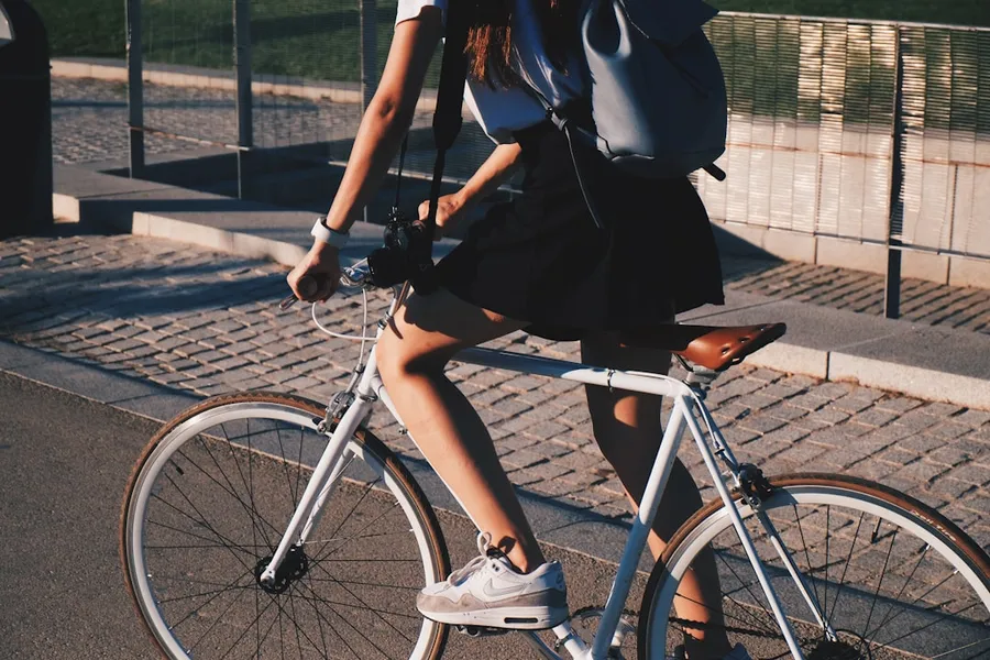 Ilustrasi mimpi belajar sepeda — woman riding white rigid bike