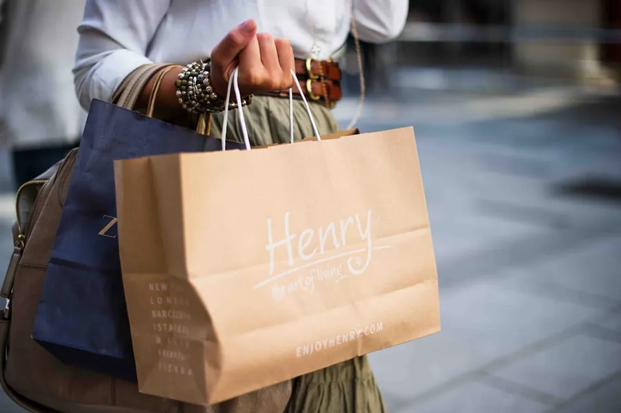 Ilustrasi mimpi belanja — brown Henry paper bag