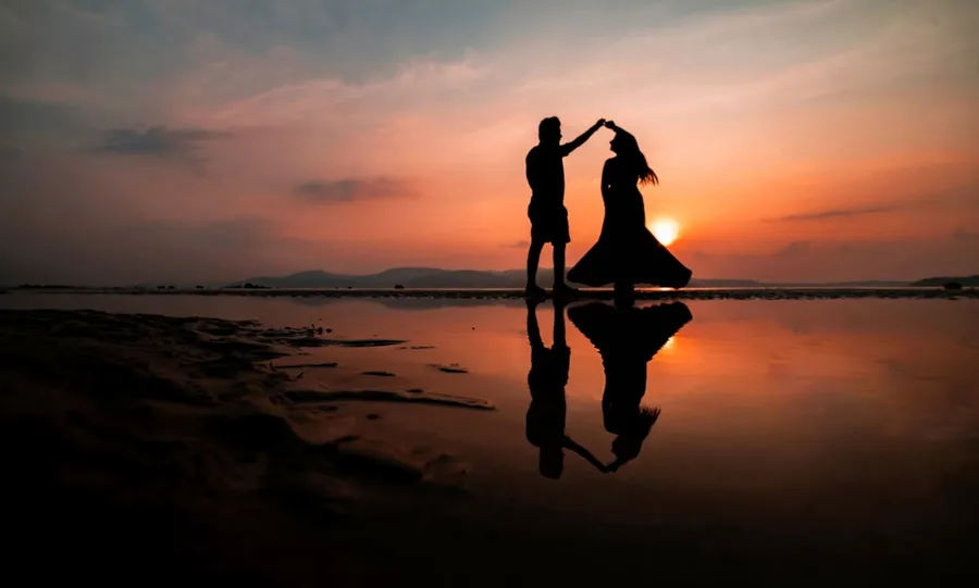 Ilustrasi mimpi berhubungan intim — silhouette of man and woman kissing on beach during sunset