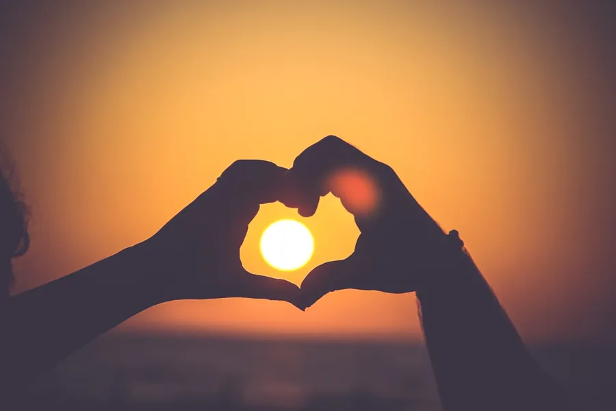 Ilustrasi mimpi berhubungan — silhouette of person's hands forming heart