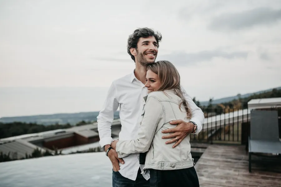 Ilustrasi mimpi berkasihan — man and woman hugging each other