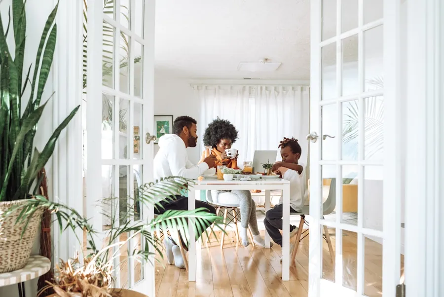 Ilustrasi mimpi berkunjung — people sitting on chairs in front of table