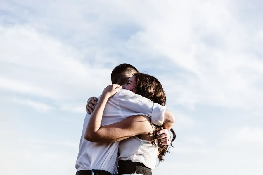 Ilustrasi mimpi berpelukan — man and woman hugging each other photography
