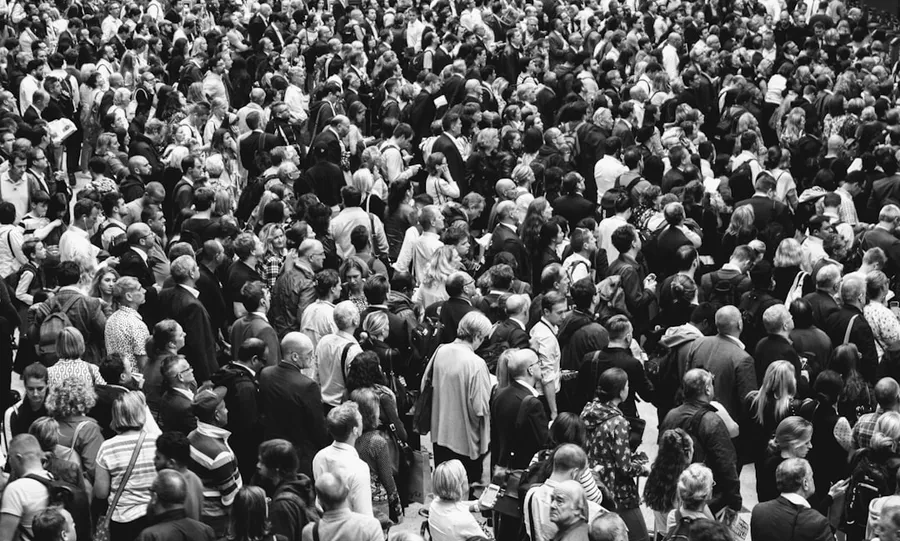 Ilustrasi mimpi bertemu artis — grascale photo of people standing on ground\