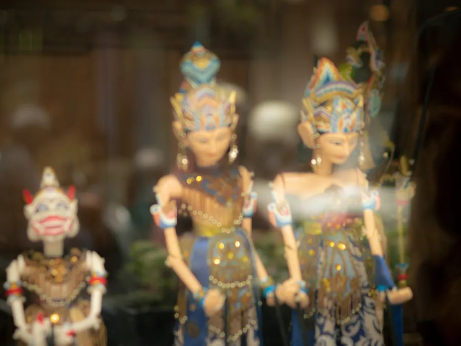 Ilustrasi mimpi betara guru — Three traditional indonesian puppets with ornate costumes.