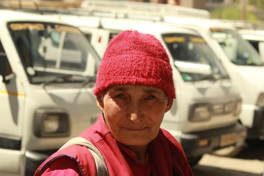 Ilustrasi mimpi biksu wanita — Elderly woman in red hat and robes