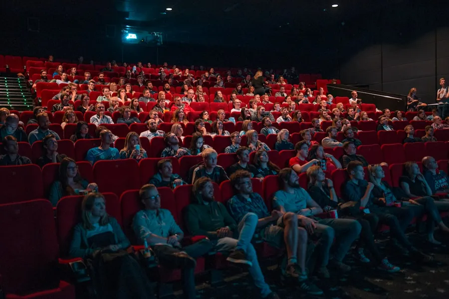Ilustrasi mimpi bioskop — person watching movie