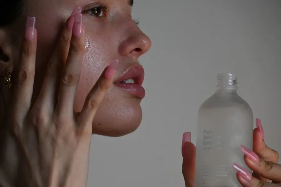 Ilustrasi mimpi bisul — a person holding a bottle
