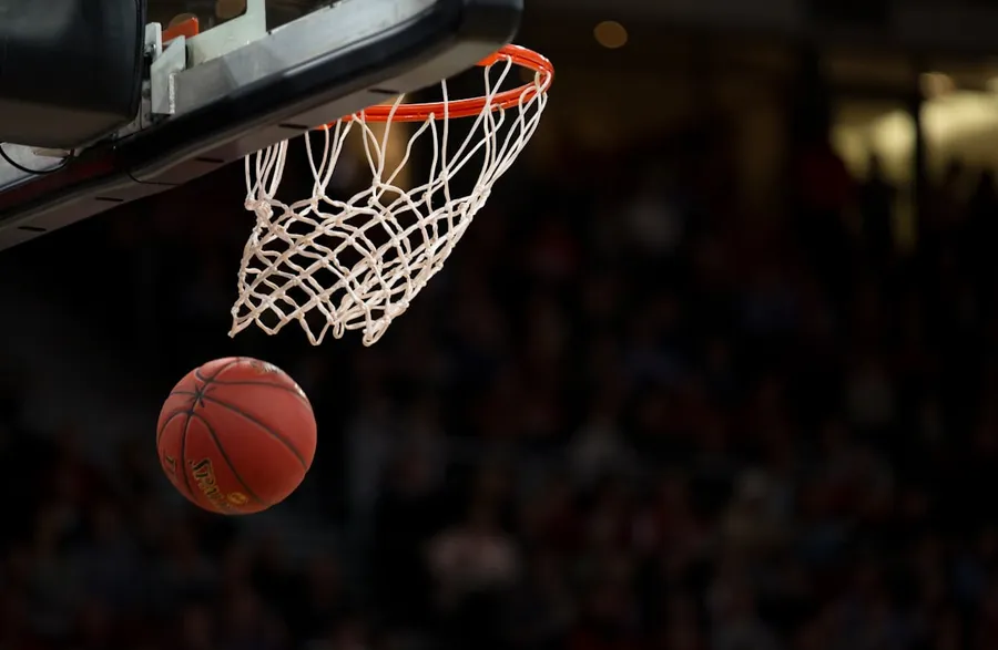 Ilustrasi mimpi bola basket — ball under basketball ring
