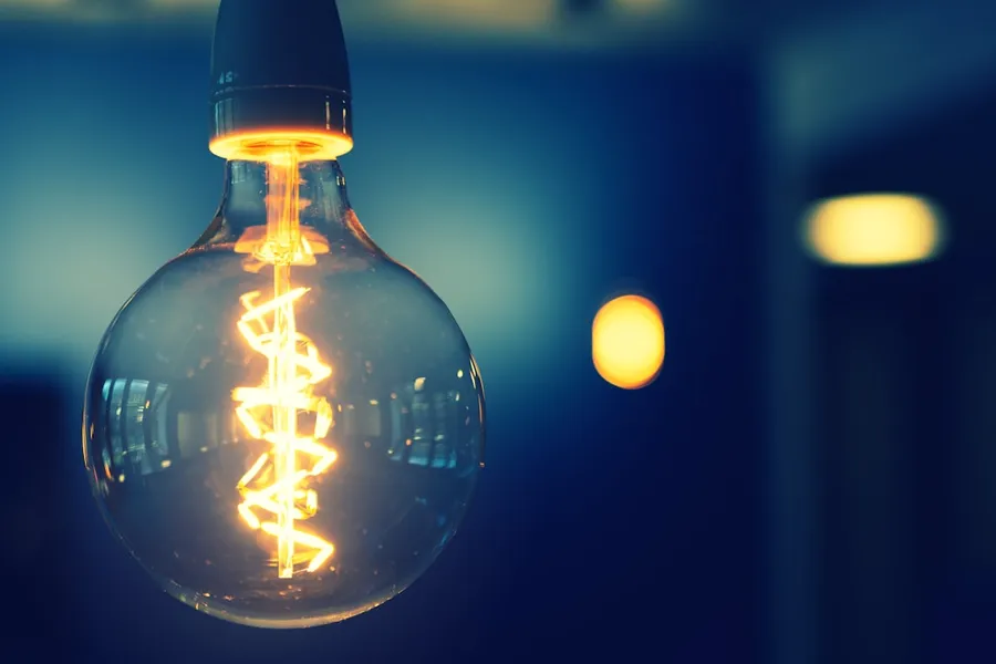 Ilustrasi mimpi bola lampu — close up photography of light bulb