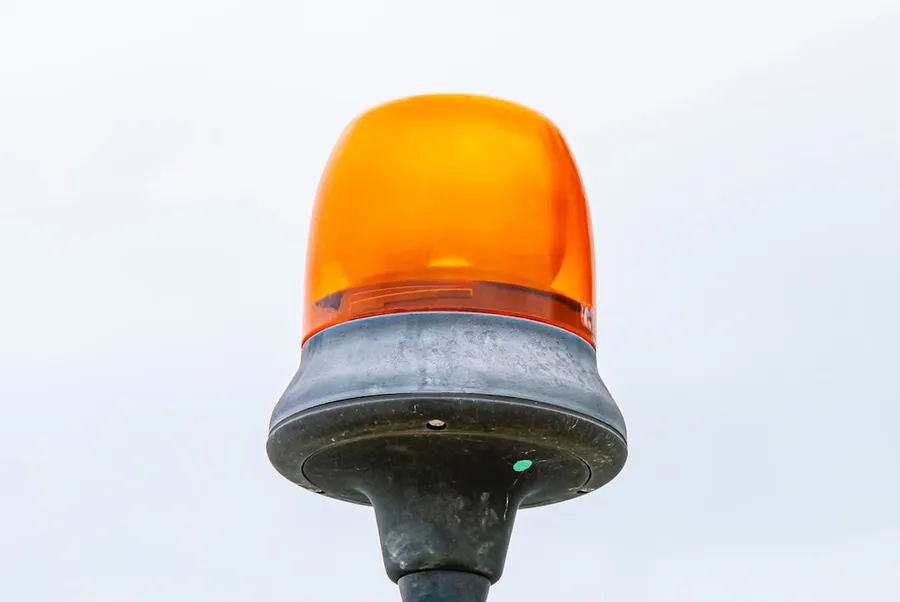 Ilustrasi mimpi bom — black and yellow lamp post