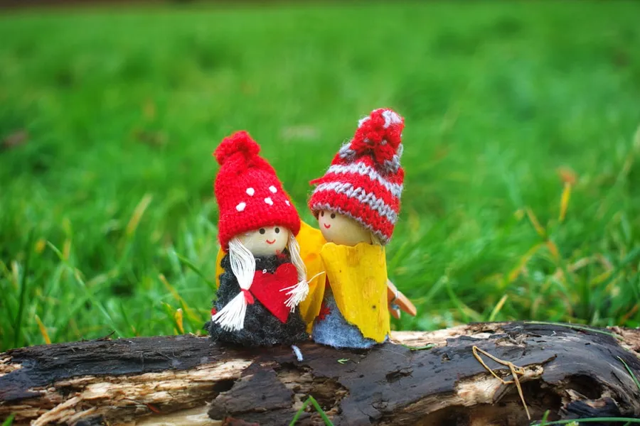 Ilustrasi mimpi boneka — two doll wearing knit caps