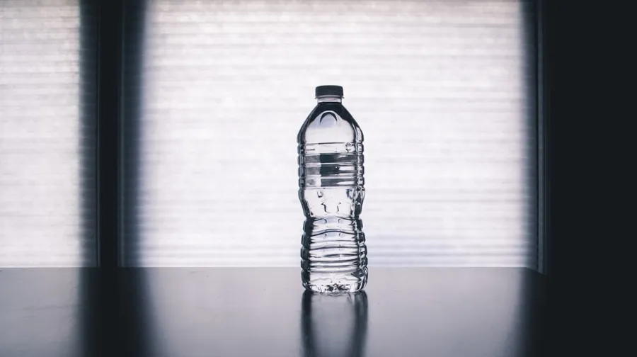 Ilustrasi mimpi botol — clear drinking bottle filled with water