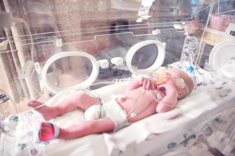 Ilustrasi mimpi buai anak — baby lying in incubator