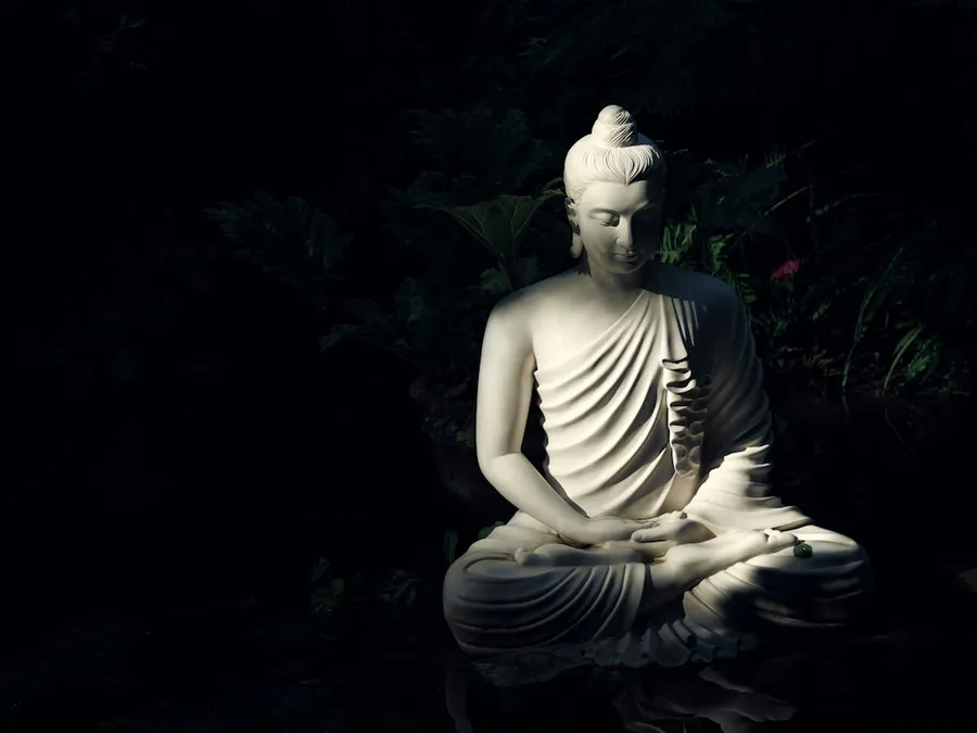 Ilustrasi mimpi budha — white Buddha statue on body of water