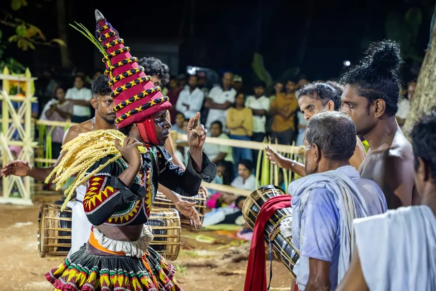 Ilustrasi mimpi buriswara — Traditional performer in elaborate costume at a night festival.