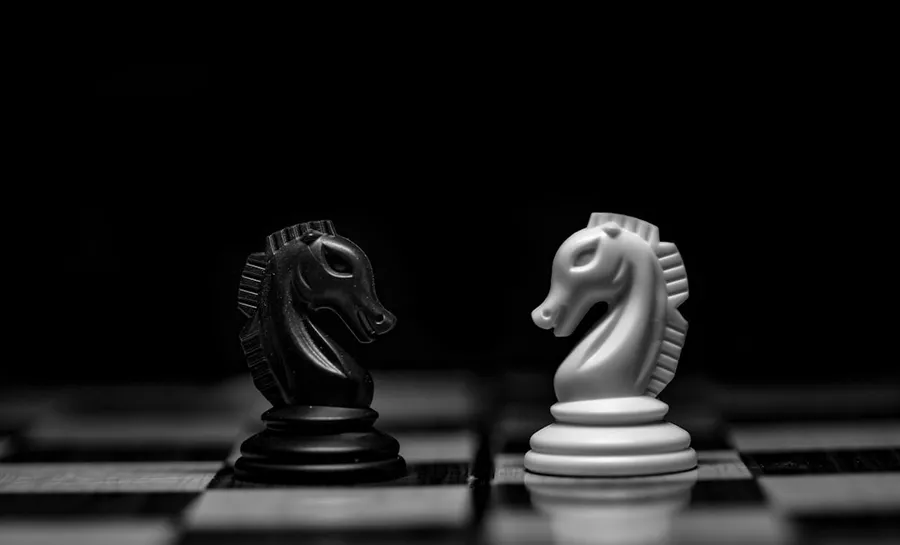 Ilustrasi mimpi catur — white ceramic figurine on black table