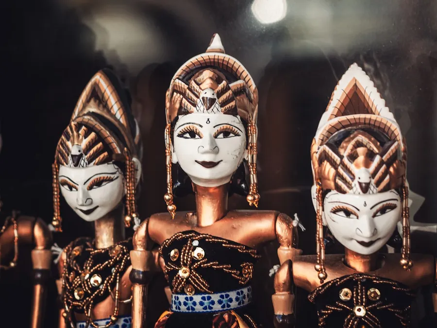 Ilustrasi mimpi cepot — Three traditional indonesian puppets with ornate headdresses