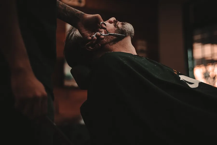 Ilustrasi mimpi pisau cukur — man sitting on barber's chair