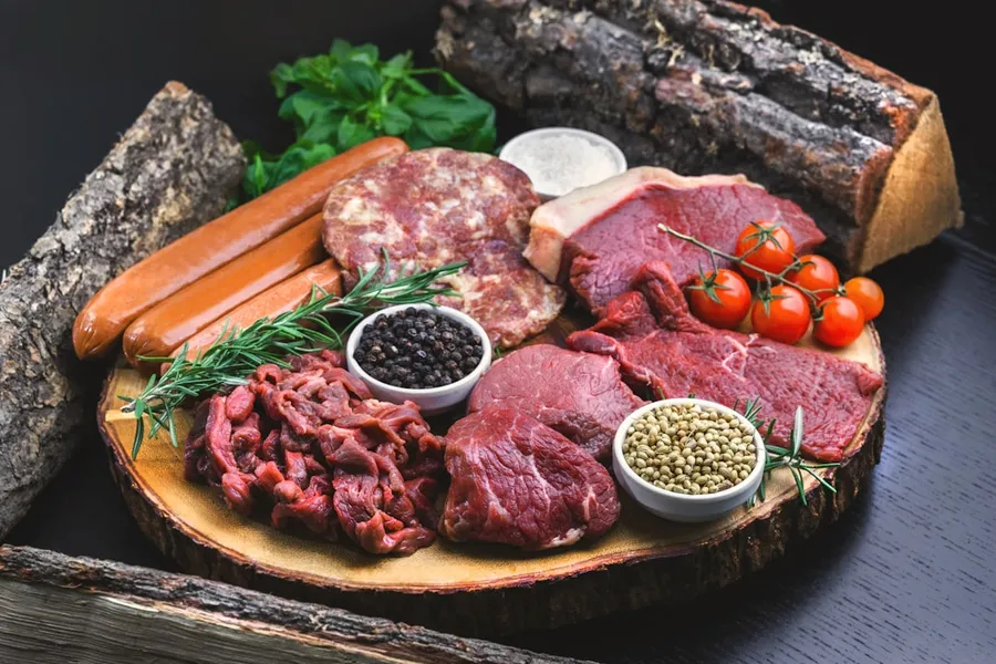 Ilustrasi mimpi daging — raw meat on white ceramic plate