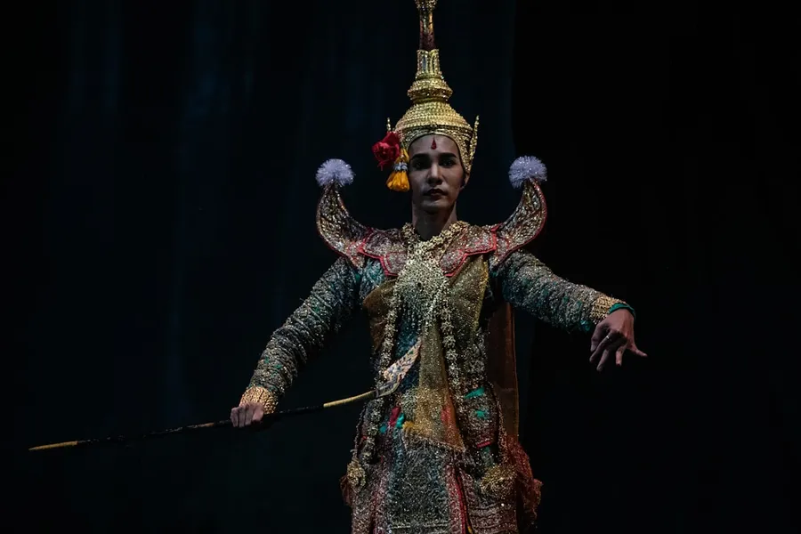Ilustrasi mimpi dewa ruci — A woman in a costume holding a sword