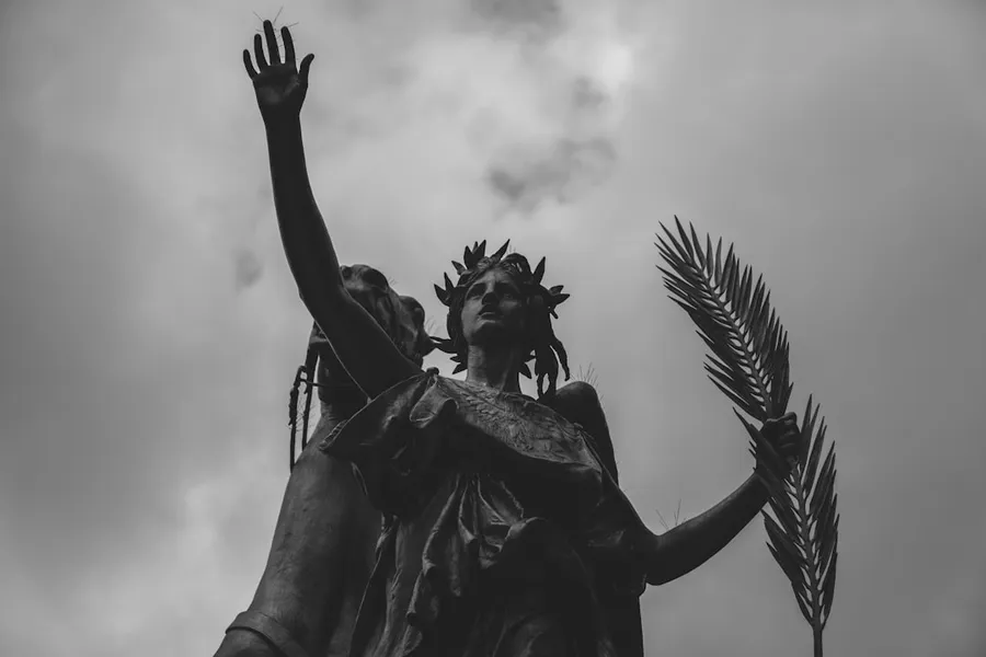 Ilustrasi mimpi dewi sri — greyscale photography of woman holding palm leaf