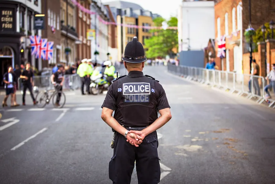 Ilustrasi mimpi digerebek polisi — Police standing on road