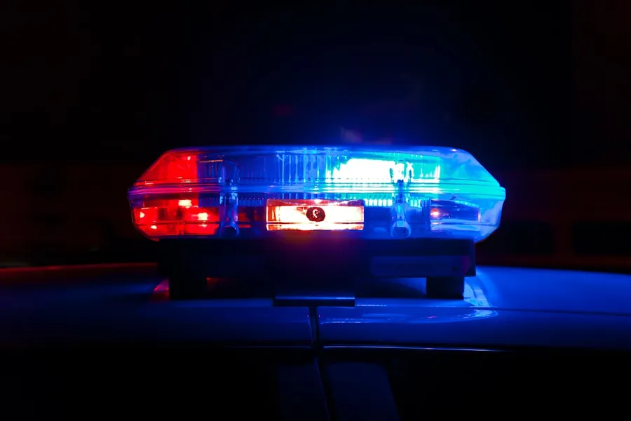 Ilustrasi mimpi dikejar polisi — blue bmw car in a dark room