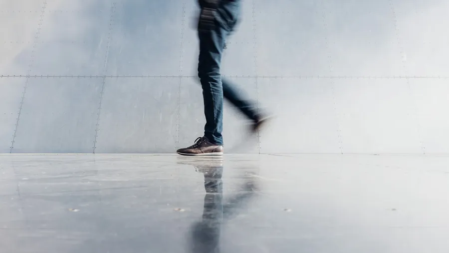 Ilustrasi mimpi engrang — person wearing blue denim jeans beside gray wall