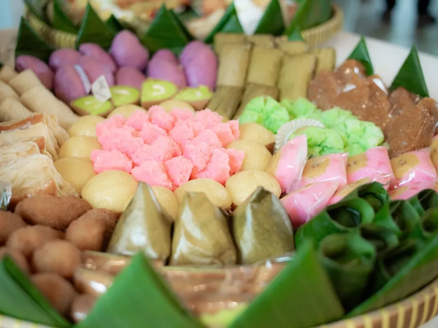 Ilustrasi mimpi es doger — A close up of a plate of food on a table