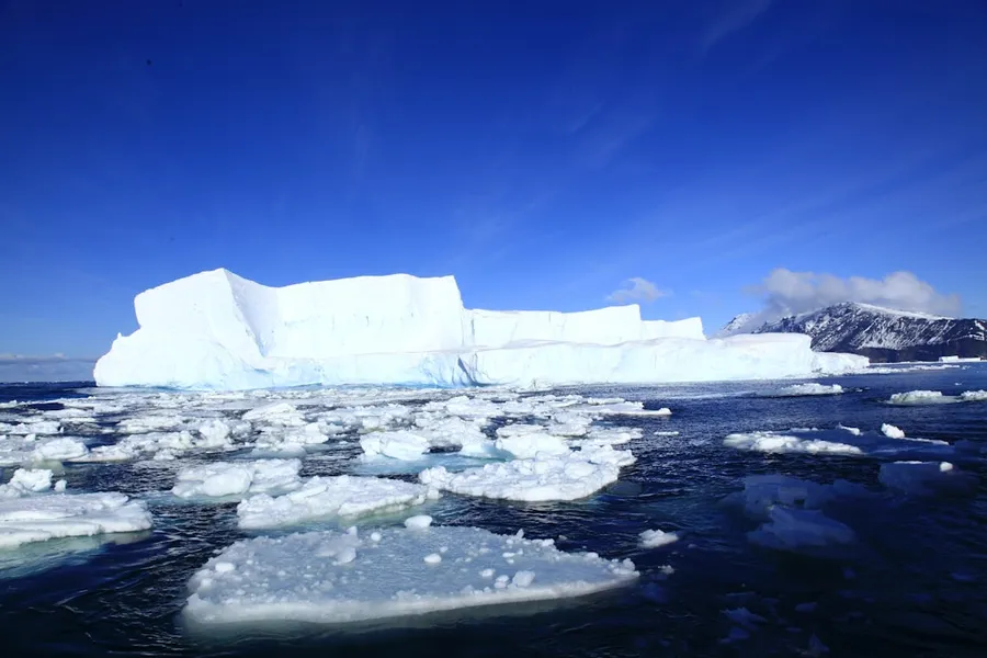 Ilustrasi mimpi es mencair — ice berg on body of water