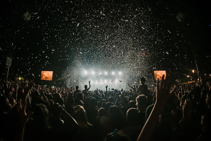 Ilustrasi mimpi festival — people gathering on concert field