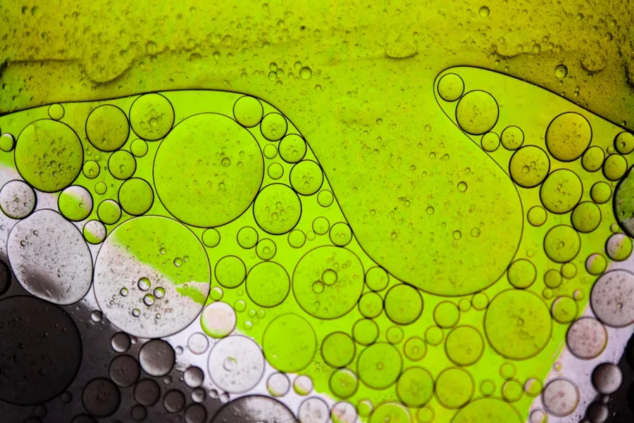 Ilustrasi mimpi ganggang — water droplets on green surface