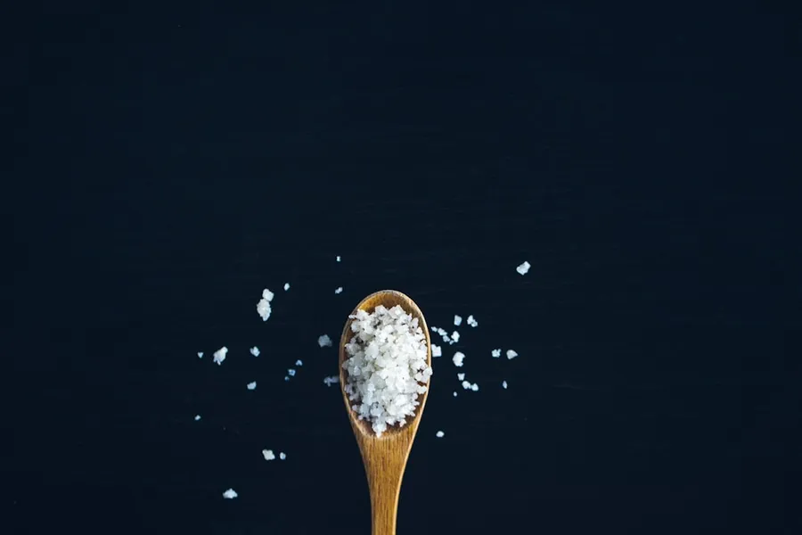 Ilustrasi mimpi garam — brown wooden spoon