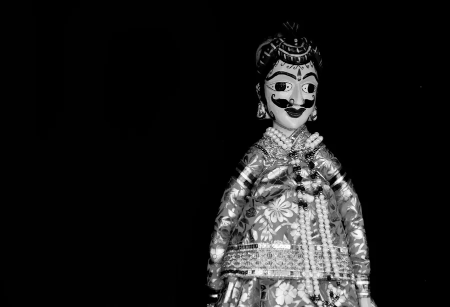 Ilustrasi mimpi gatot kaca — a person wearing a costume