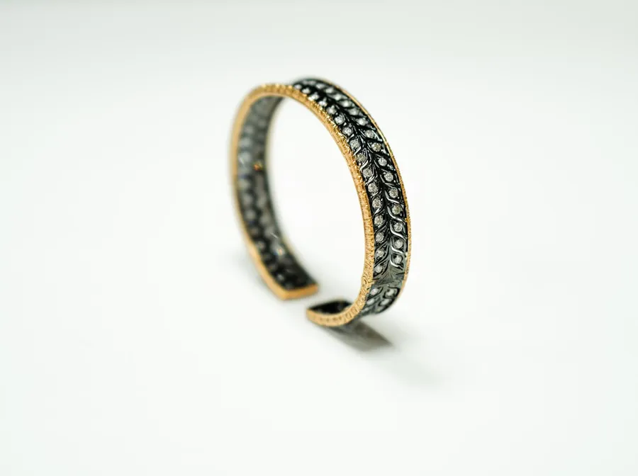 Ilustrasi mimpi gelang rematik — gold and silver ring on white surface