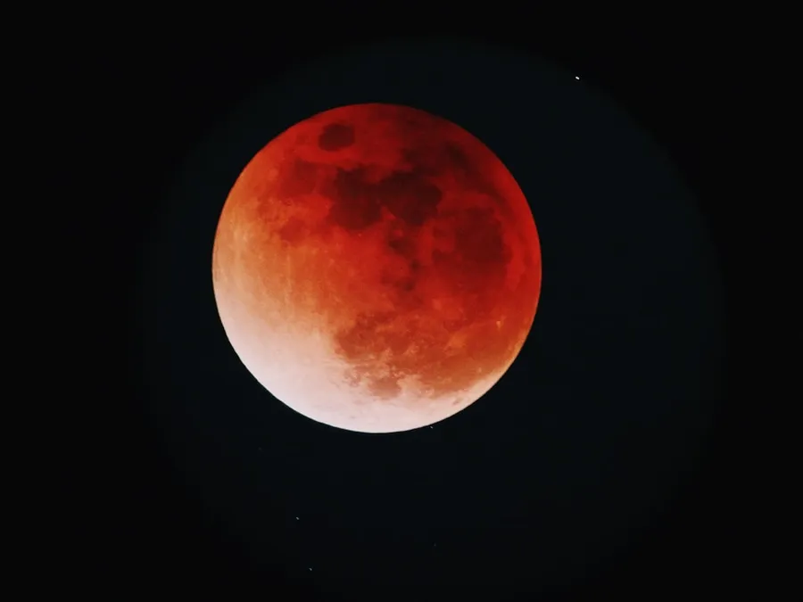 Ilustrasi mimpi gerhana bulan — red moobn